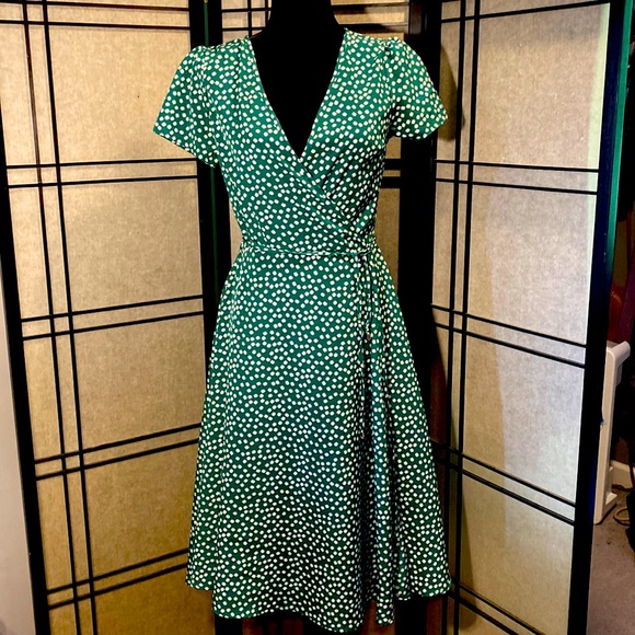 Dresses & Skirts - Flutter sleeve wrap dress green daisy flutter dress size small-